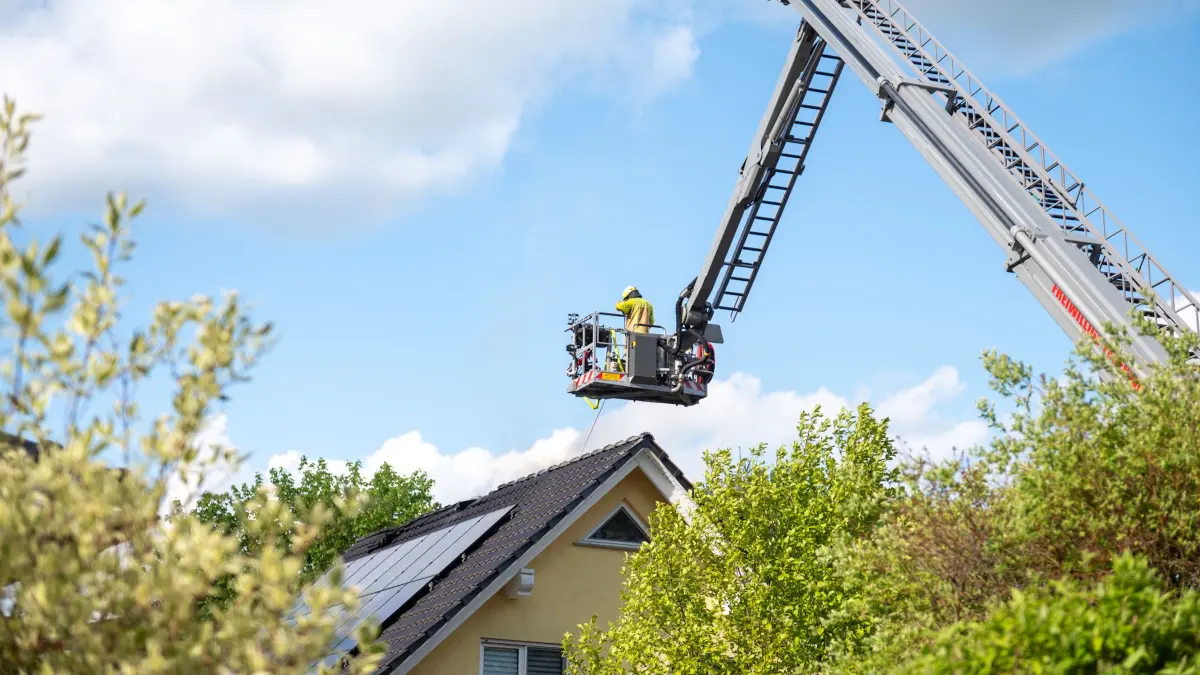 Einsatzkräfte der Freiwilligen Feuerwehr Bernau löschen die Flammen im Dachstuhl des Haues.