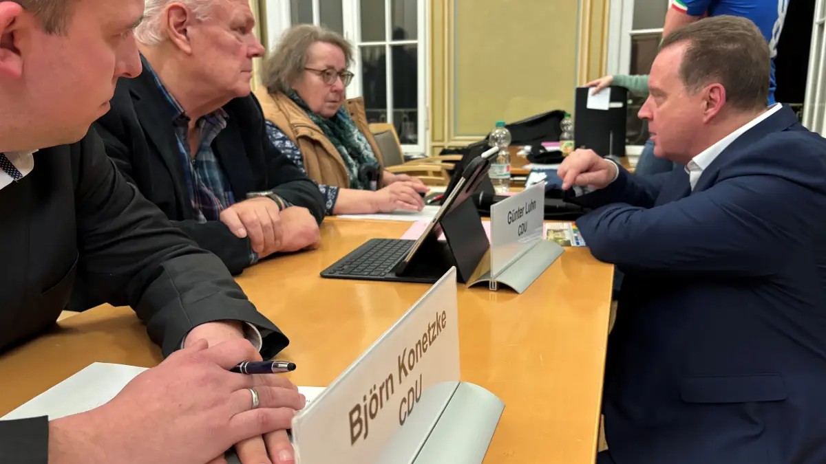 Marko Henkel (r.), Bürgermeister von Eisenhüttenstadt, während einer Pause in einer früheren Stadtverordnetenversammlung (SVV) im Gespräch mit der CDU-Fraktion. Auch in der SVV am 12. Mai 2026 wird es viel zu besprechen geben.