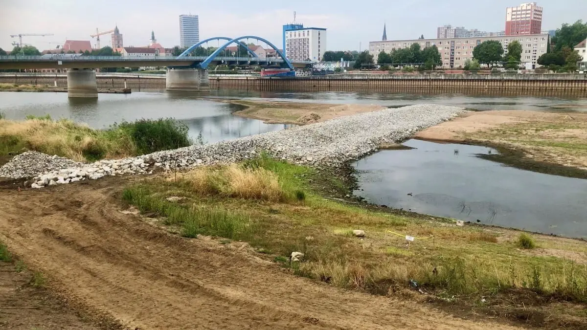 Neue verlängerte Buhne an der Oder am Słubicer Ufer. Blick auf Frankfurt (Oder)