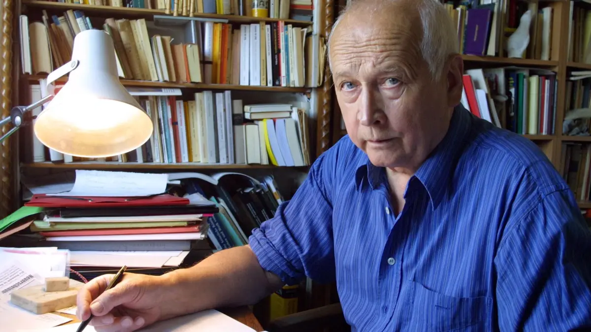 Fährmann der Literatur zwischen zwei Kulturen: der Autor und Übersetzer Henryk Bereska im Jahr 2002 an seinem Schreibtisch in Berlin. Der Blick auf diesem Foto verrät es nicht, aber Weggefährten schätzten ihn für seine humorvolle, warmherzige und zugewandte Art.