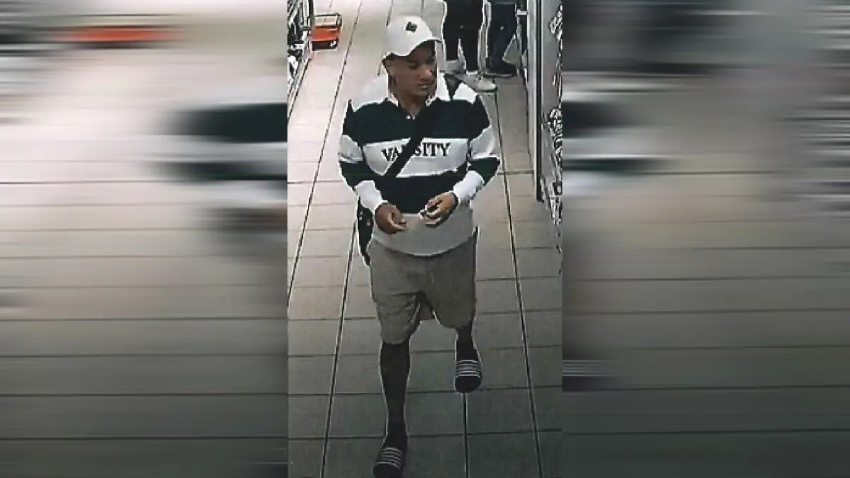 Die Polizei fahndet nach diesem Mann. Er soll in einem Geschäft in der Mahlsdorfer Straße Waren im Wert von 60 Euro gestohlen haben.