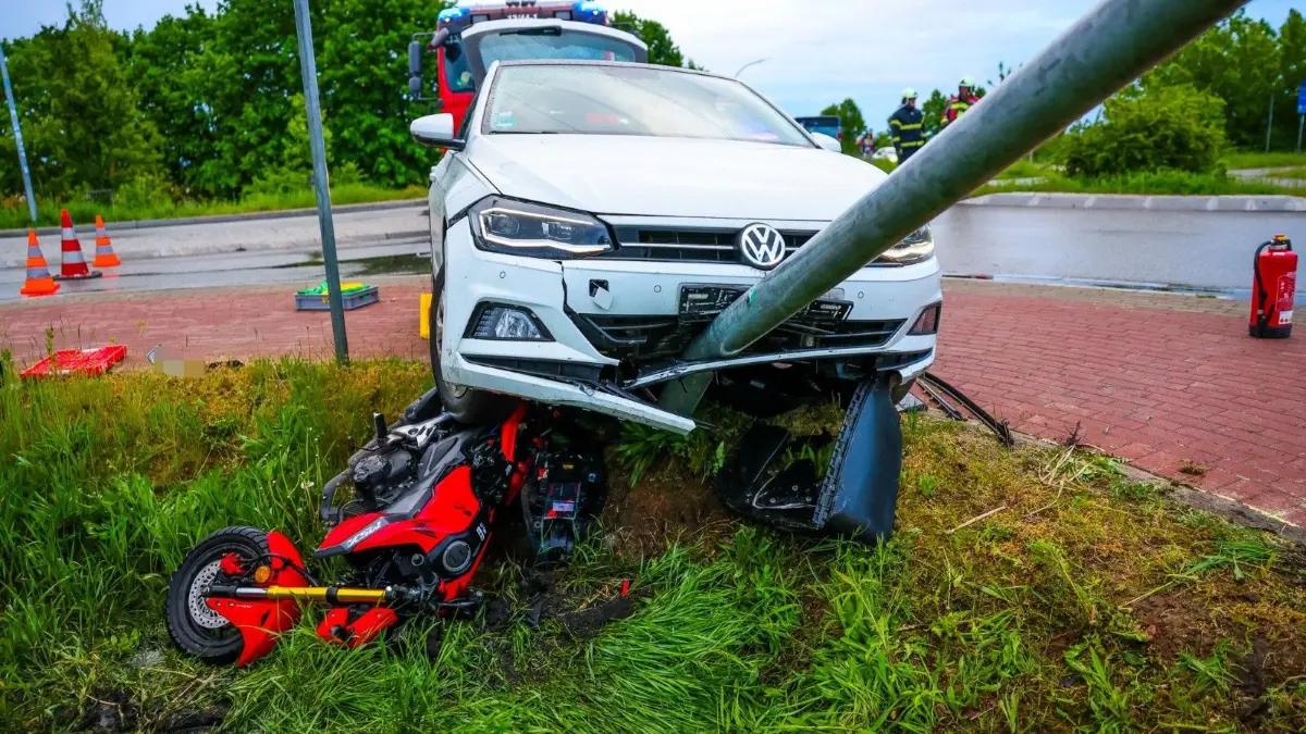 Unfall Marwitz Kreisverkehr am 12.05.2025, Fahrlehrer fährt auf Fahrschüler (16), Motorrad-Fahrschüler, beide landen im Graben, Jugendlicher muss befreit werden