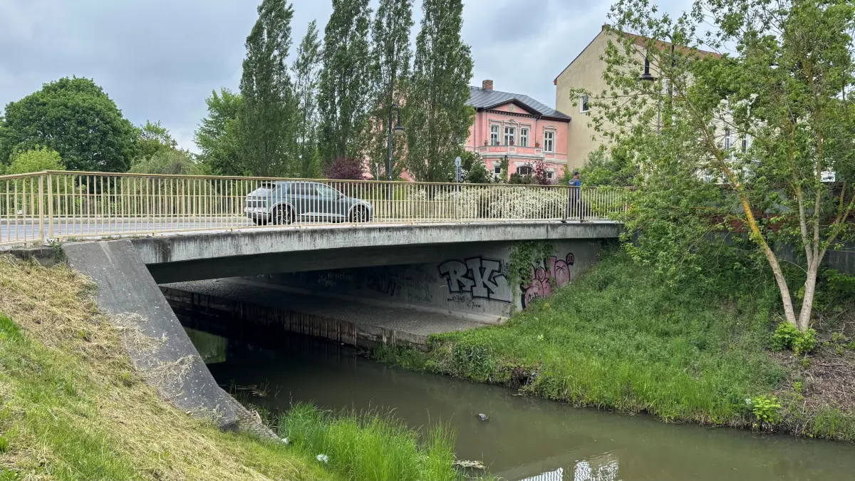 Nachdem sich Beamte dem 27‑jährigen Afghanen näherten, entsorgte er sein Messer wahrscheinlich an dieser Brücke im Landgraben.