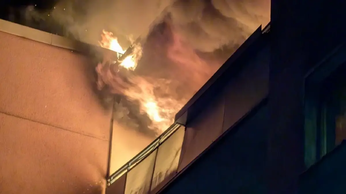 In einem Mehrfamilienhaus im Westen von Frankfurt (Oder) hat es gebrannt. Beim Eintreffen der Feuerwehr schlagen Flammen vom Balkon. Das ist bislang bekannt.
