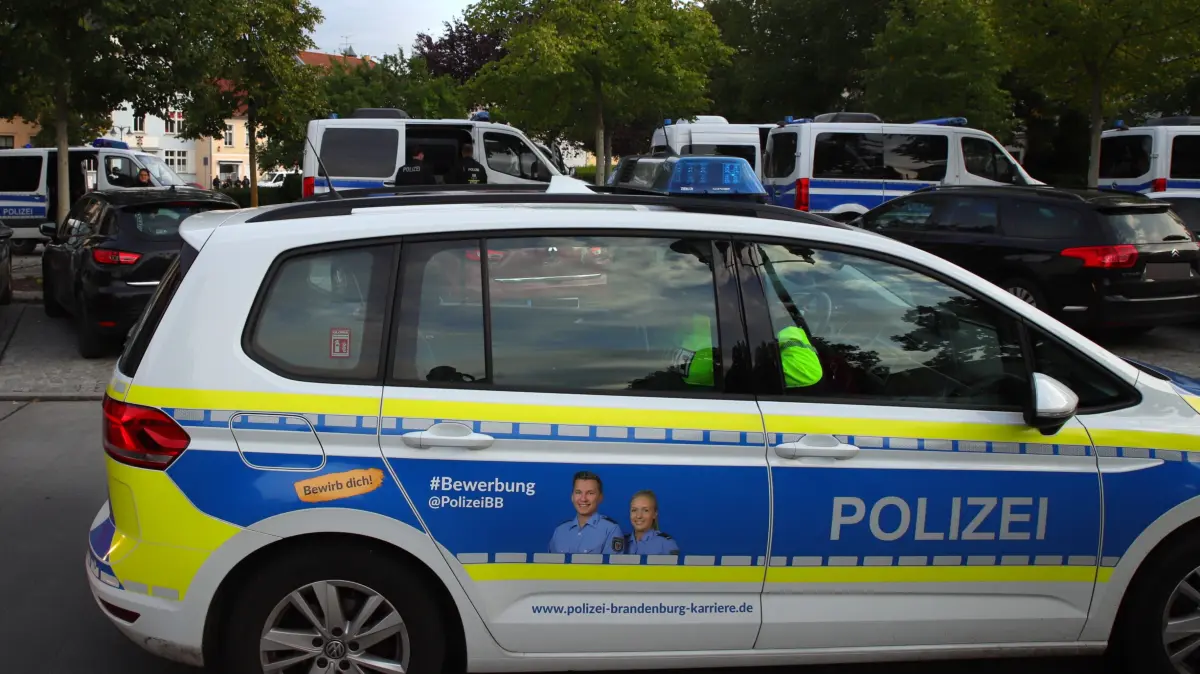 Großeinsatz für die Polizei in Fürstenwalde: Demos zählten 2025 ebenfalls zum Einsatzgeschehen der Ordnungshüter und fließen in die Statistik ein.