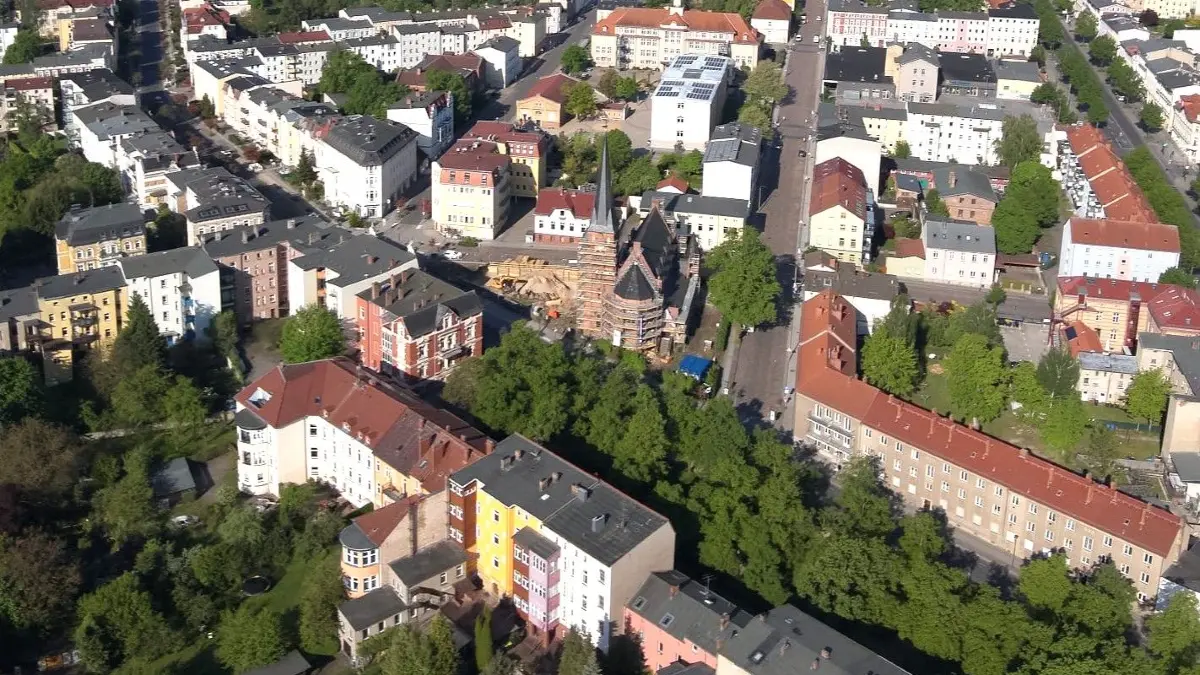 Blick auf die Johanniskirche in Eberswalde: Das Luftbild zeigt das 1894 geweihte Gotteshaus und sein Umfeld am Tag der Bombenentschärfung, vor der mehr als 3000 Einwohner evakuiert werden mussten.