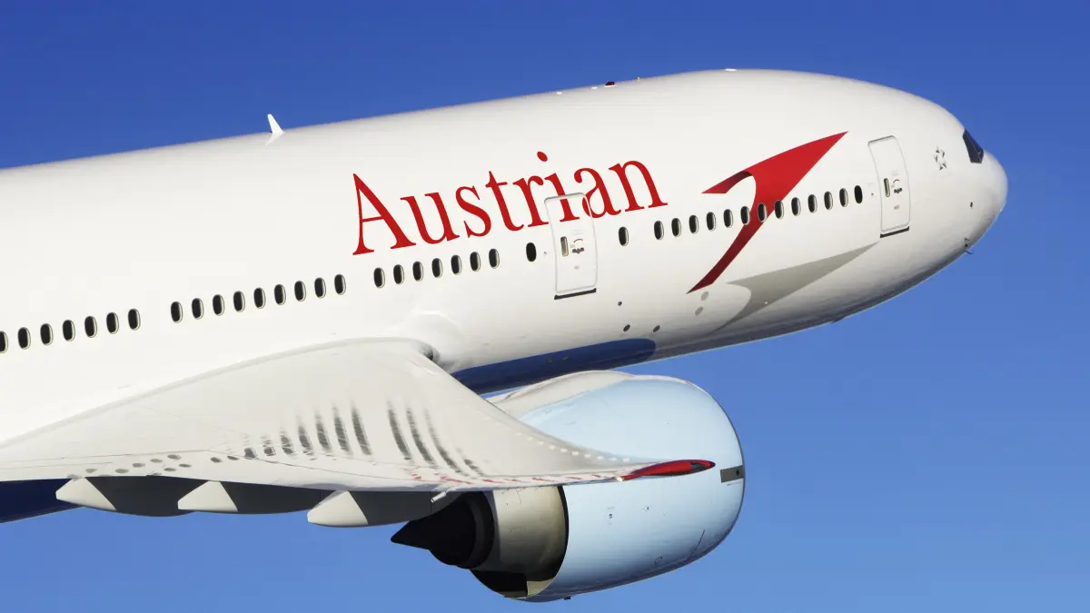 ARCHIV - Eine Boeing 777 der Fluggesellschaft Austrian Airlines fliegt über den Flughafen Paine Field in Everett, Washington (Handout von 2007). Die Deutsche Lufthansa macht die Übernahme der österreichischen Fluggesellschaft Austrian Airlines (AUA) perfekt. Am Donnerstag (03.09.2009) sollten in Wien die abschließenden Verträge unterzeichnet werden. Foto: John M. Dibbs Austrian Airlines (zu dpa 0140 vom03.09.2009) +++ dpa-Bildfunk +++
