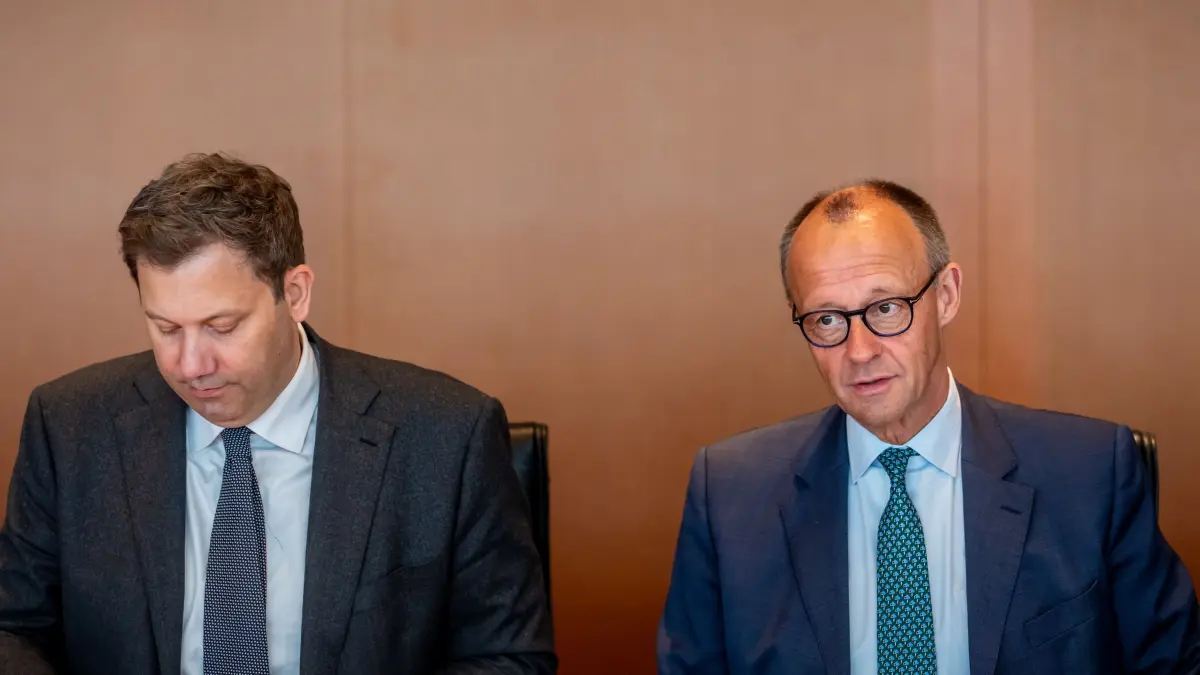 Bundeskabinett: 13.05.2026, Berlin: Bundeskanzler Friedrich Merz (r,CDU) spricht neben Lars Klingbeil (SPD), Bundesminister der Finanzen, zu Beginn der Sitzung des Bundeskabinett im Kanzleramt. Foto: Michael Kappeler/dpa +++ dpa-Bildfunk +++