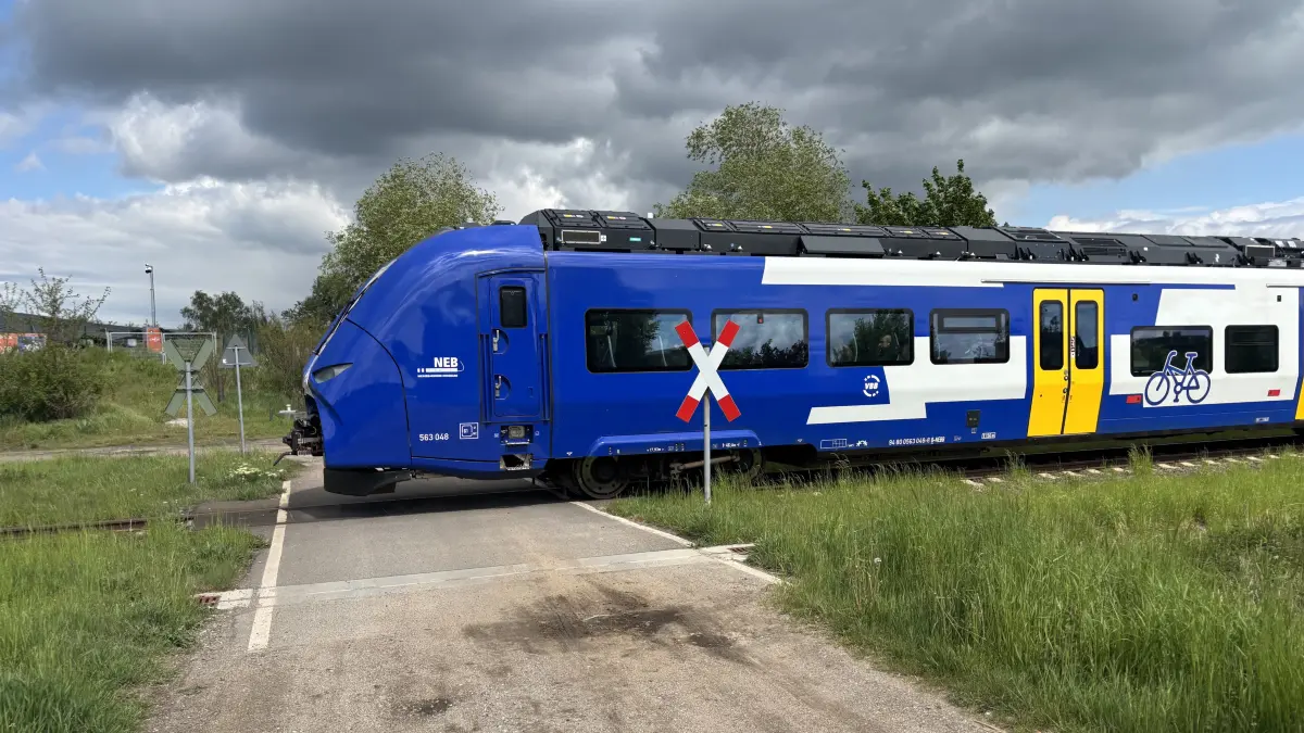 Vorsicht geboten: Ein Zug der RB60 passiert langsam den unbeschrankten Bahnübergang am Brückensteg in Bad Freienwalde. Seine Ankunft signalisierte der Zug mit zweimailigem Hupen.