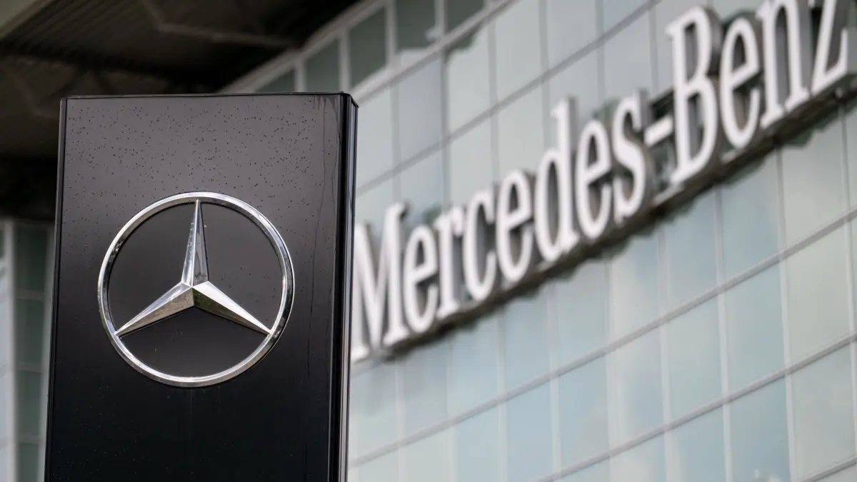 Mercedes-Benz: 13.05.2026, Berlin: Das Logo von Mercedes-Benz steht vor einer Niederlassung am Salzufer. (zu dpa: «Mercedes-Benz verkauft Autohäuser in Berlin und Brandenburg») Foto: Fabian Sommer/dpa +++ dpa-Bildfunk +++