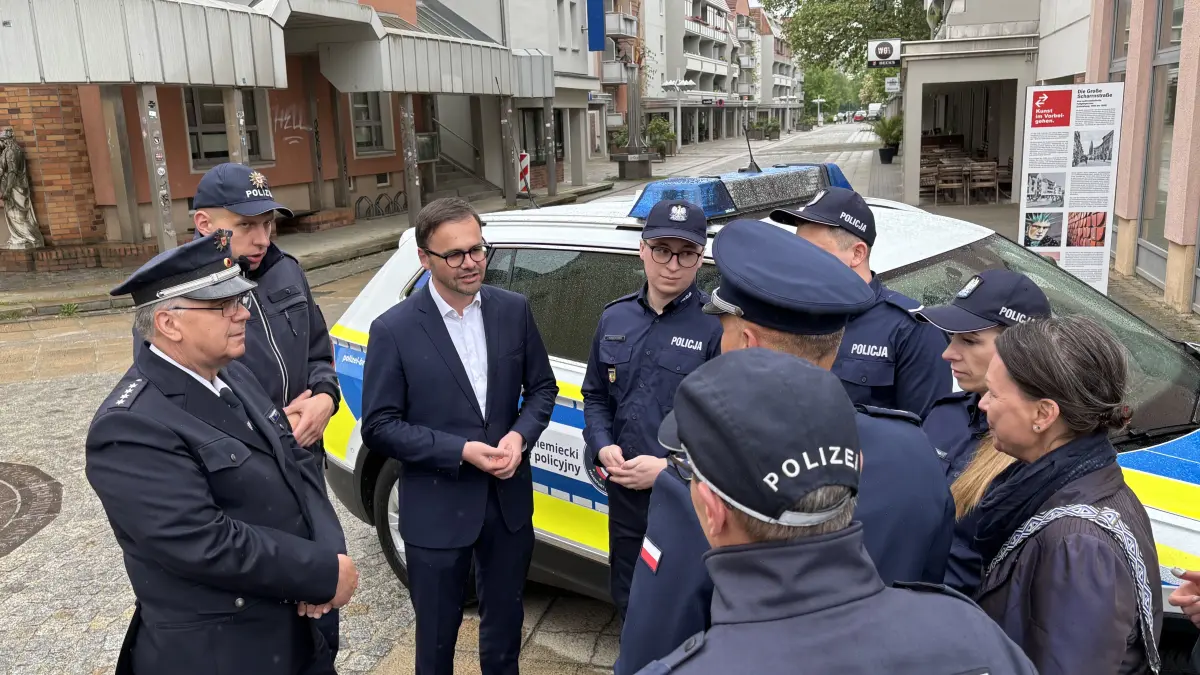 Brandenburgs Innenminister Jan Redmann im Gespräch mit den Beamten des neuen deutsch-polnischen Polizeiteams in Frankfurt (Oder). Ab wann die Beamten gemeinsam auf Streife gehen.