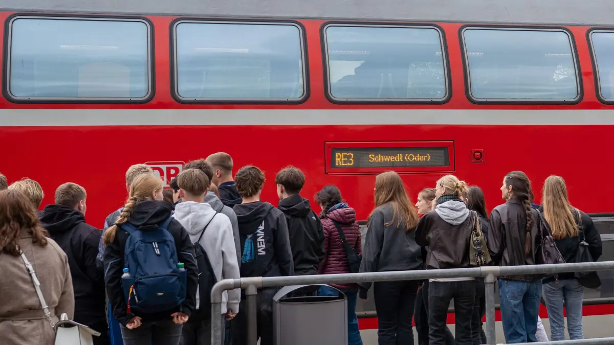 Online-Petition: Schwedt, 13.05.2026: Junge Menschen warten am Bahnhof Schwedt auf dem einfahrenden RE3, der die einzige Direktverbindung aus der Nationalparkstadt in die Haupstadt darstellt.