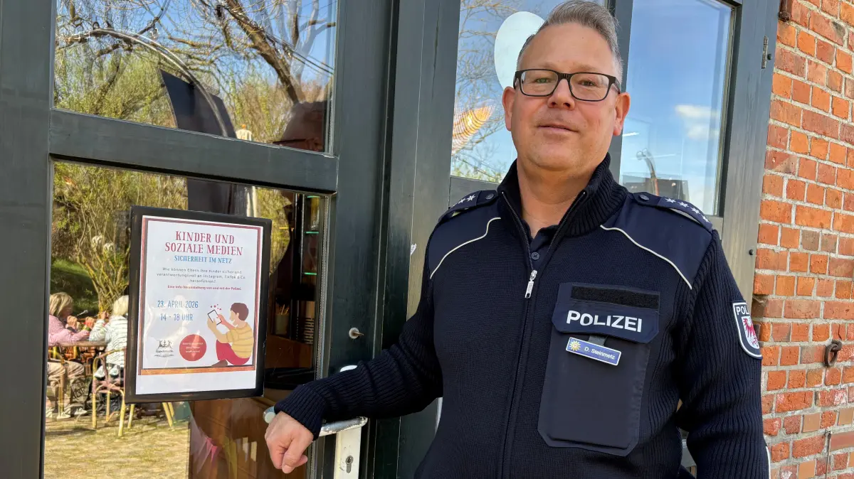 Daniel Steinmetz ist Polizeihauptkommissar der Polizeiinspektion Uckermark und Experte für Prävention und Medienkompetenz. Er kennt die Gefahren in den sozialen Medien, für die besonders Kinder und Jugendliche anfällig sind.