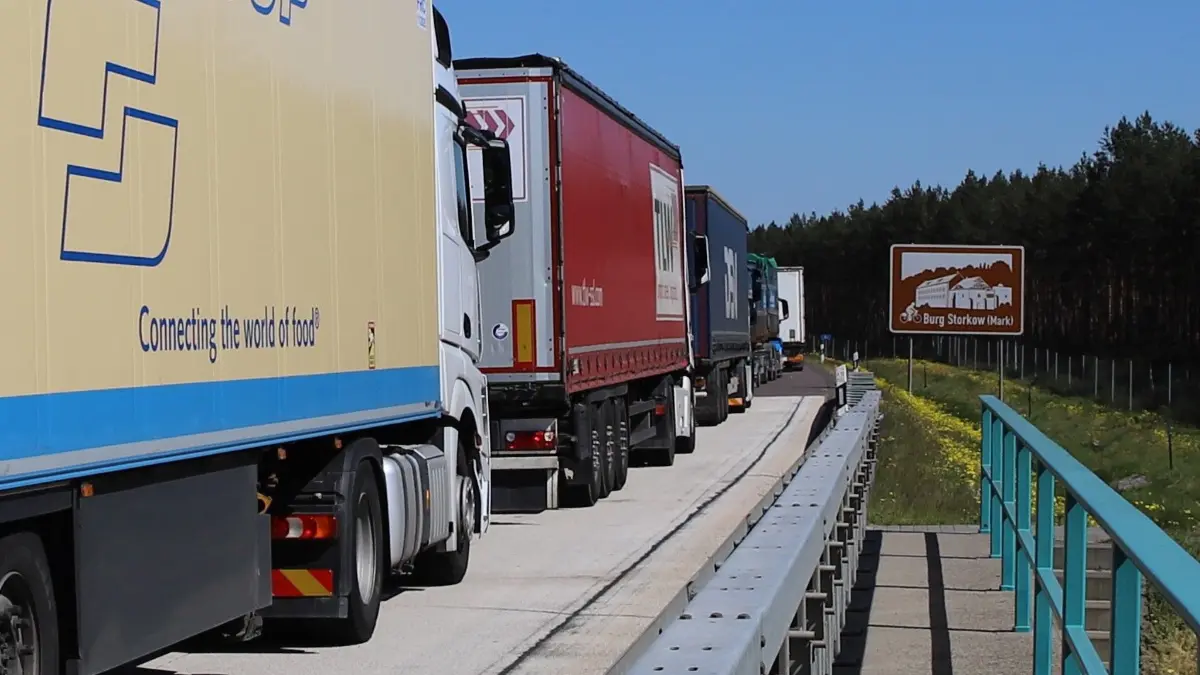 Stau auf A12 am Mittwoch, 13. Mai. Wegen einer Baustelle und des Feiertagsverkehrs geht Richtung Polen derzeit so gut wie nichts. Auch die Umleitung ist voll. (Archivbild)