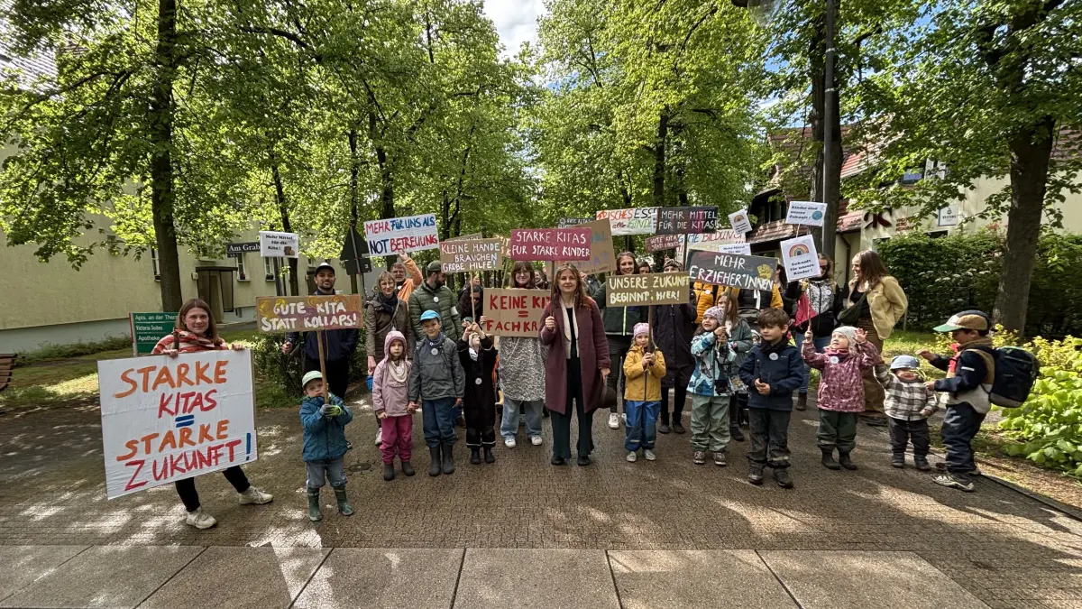 Protest in Bad Saarow: Erzieher, Eltern und Kinder aus der Kita „Wald- und Wiesenhopser“ in Bad Saarow starten in der Seestraße ihre Demonstration und hatten beim Aktionstag „Kitakollaps“ klare Wünsche und Forderungen an die Politik.