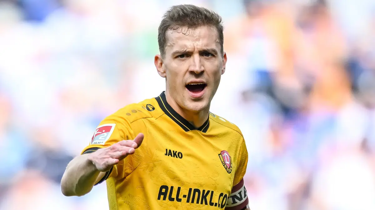 Niklas Hauptmann Dynamo Dresden gestikuliert, gestik waehrend des spiels der 2. Bundesliga zwischen Karlsruher SC und Dynamo Dresden, BBBank Wildpark am 08. March 2026 in Karlsruhe, Deutschland. Foto von Harry Langer/DeFodi Images Niklas Hauptmann Dynamo Dresden gestures during the 2. Bundesliga match between Karlsruher SC and Dynamo Dresden at BBBank Wildpark on March 8, 2026 in Karlsruhe, Germany. Photo by Harry Langer/DeFodi Images Photo by Harry Langer/DeFodi Images - *** Niklas Hauptmann Dynamo Dresden gestures, gestures during the 2 Bundesliga match between Karlsruher SC and Dynamo Dresden, BBBank Wildpark on 08 March 2026 in Karlsruhe, Germany Photo by Harry Langer DeFodi Images Niklas Hauptmann Dynamo Dresden gestures during the 2 Bundesliga match between Karlsruher SC and Dynamo Dresden at BBBank Wildpark on March 8, 2026 in Karlsruhe, Germany Photo by Harry Langer DeFodi Images Photo by Harry Langer DeFodi Images