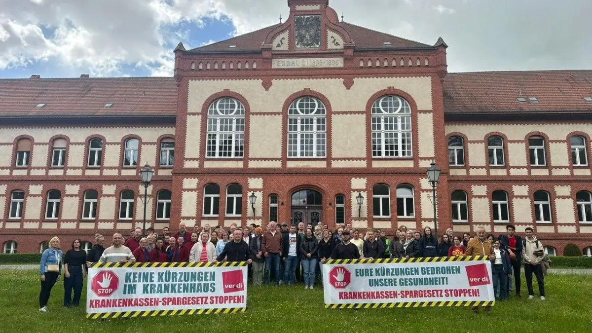 Proteste gegen den Sparplan im Gesundheitswesen. Mitarbeitende des Krankenhauses Neuruppin gehören zu den ersten in Deutschland, die ihren Unmut äußern.