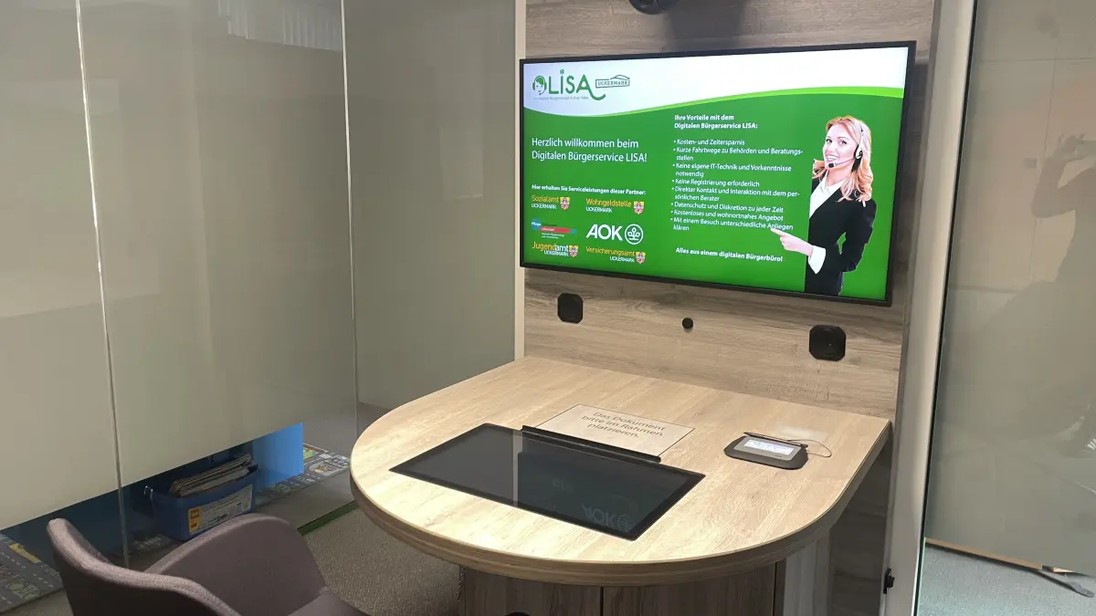 Im digitalen Bürgerbüro LISA können Menschen an sechs Standorten im Landkreis Uckermark Anträge an die Kreisverwaltung stellen. Hier können sie z. B. Wohngeld oder Pflegegeld beantragen, sodass weite Wegstrecken nach Prenzlau entfallen.