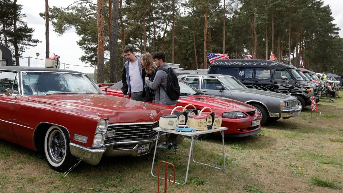 Lena Kalisch, Julian Grunow und Robin Richter sehen sich den Cadillac von Karsten "Rio" Reusser aus dem Jahr 1967 an. Zahlreiche Besucher freuten sich über die Oldtimer bei der Frankfurter Himmelfahrt" am Helenesee.