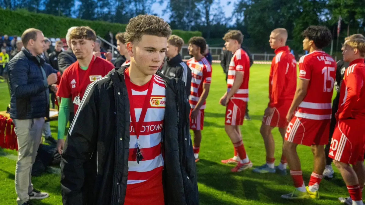 U19 Pokalfinale Berlin: 1. FC Union - Berliner SC 2025/26: Fußball, A-Junioren / U19, Saison 2025/2026, Berliner Landespokal (Finale), Nike Youth Cup, 1. FC Union Berlin U19 - Berliner SC U19, Linus Güther (1. FC Union) mit der Medaille für Platz zwei, Enttäuschung nach Abpfiff, 13.05. 2026, Foto: Matthias Koch
