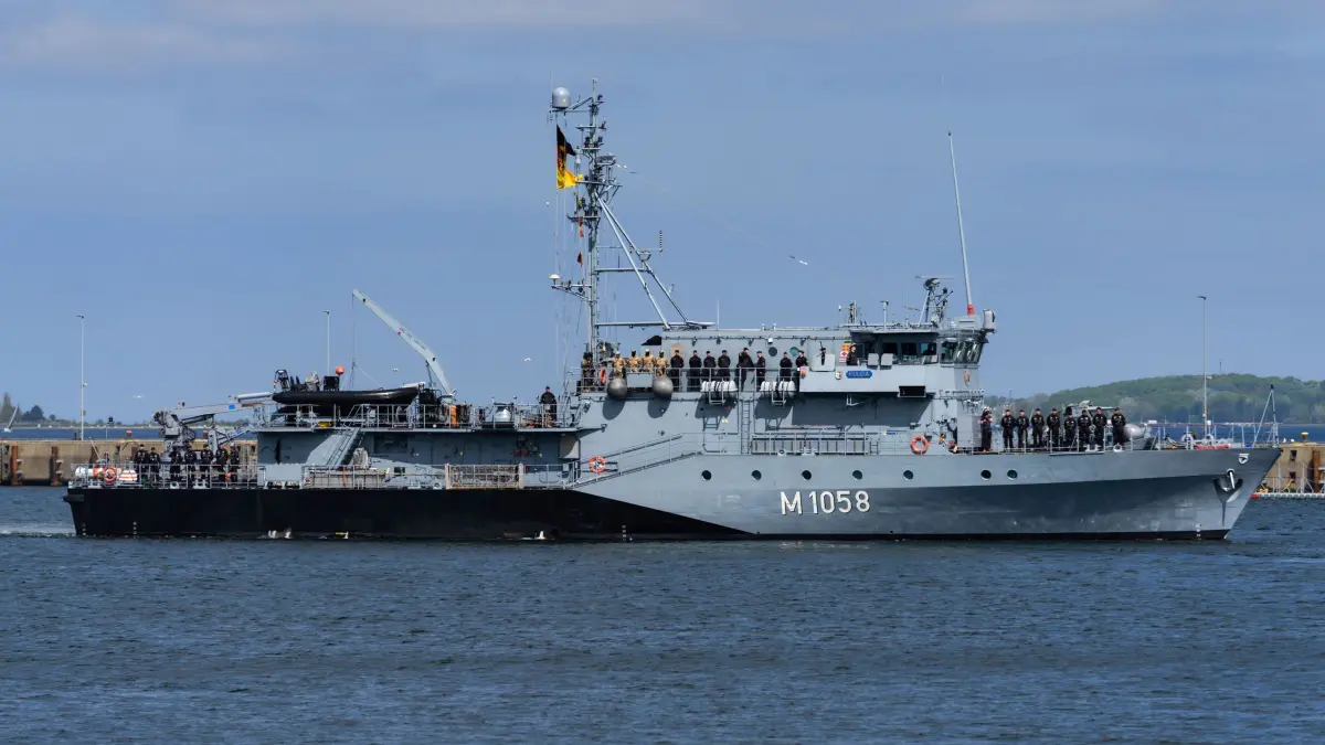 Minenjagdboot Fulda startet zu Einsatz im Mittelmeer: ARCHIV - 04.05.2026, Schleswig-Holstein, Kiel: Das Minenjagdboot "Fulda" läuft vom Marinestützpunkt Kiel in Richtung Mittelmeer aus. Die Verlegung erfolgt im Rahmen einer Vorausstationierung für einen möglichen Einsatz in der Straße von Hormus. (zu dpa: «Marine plant weitere Beiträge für Hormus-Einsatz») Foto: Marcus Golejewski/dpa +++ dpa-Bildfunk +++