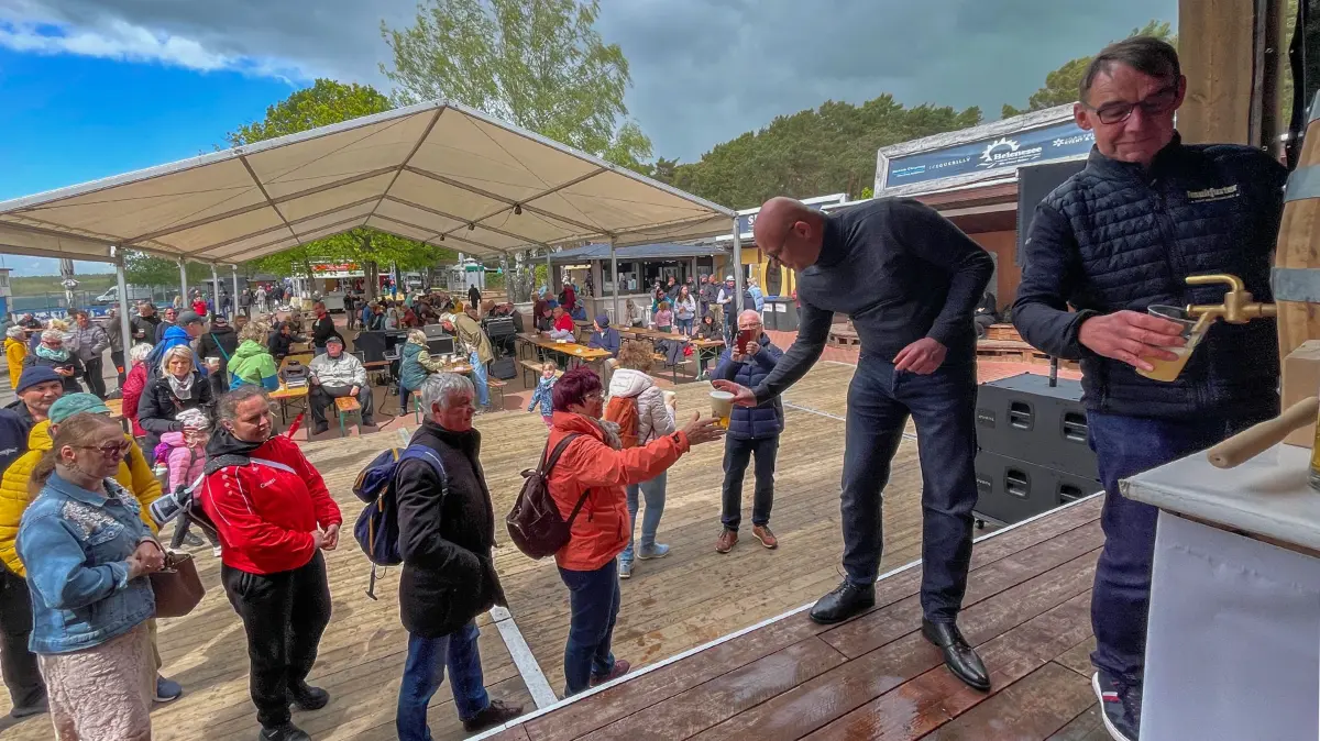 Oberbürgermeister Axel Strasser teilt das kostenlose Freibier aus. Marketingleiter Götz Ziajja vom Frankfurter Brauhaus zapft das Bier. Was sonst noch am Helenesee bei Frankfurt (Oder) an Himmelfahrt los war.