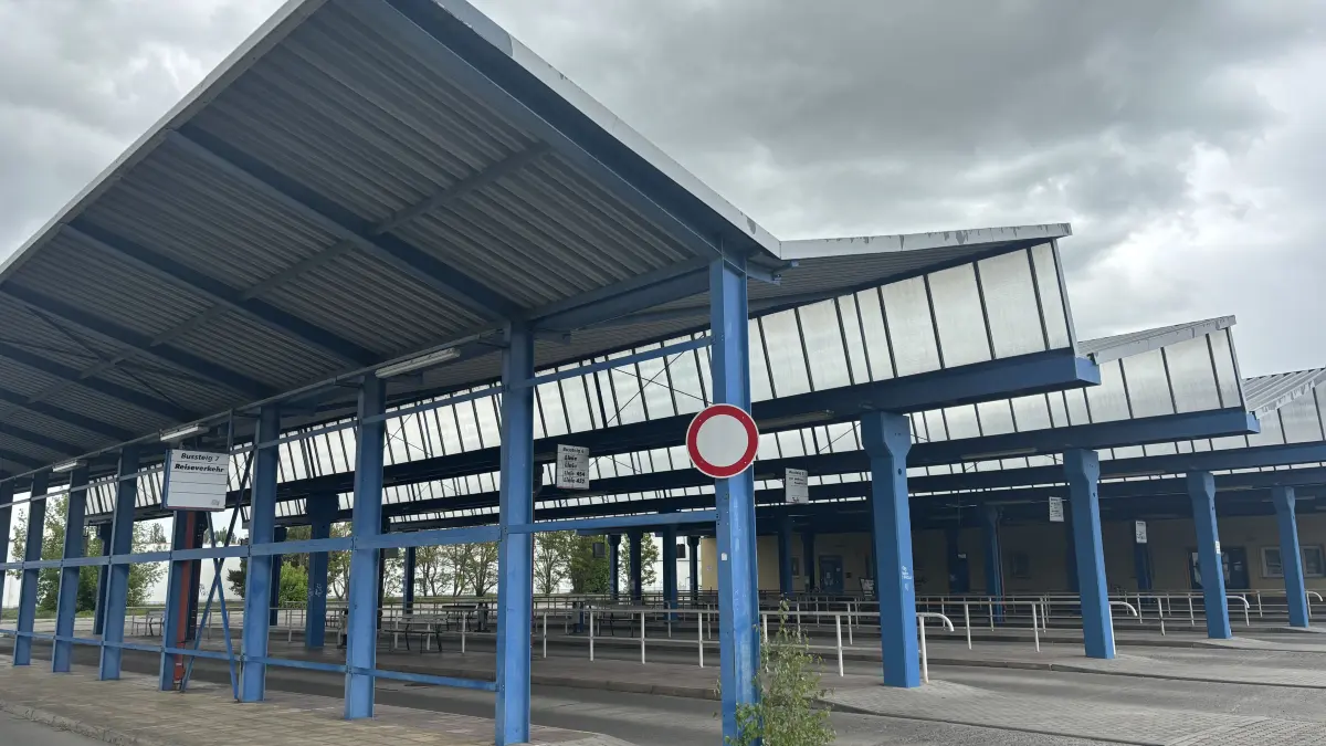 Halten hier künftig keine Busse mehr? Die Zukunft des Zentralen Omnibusbahnhofes an der Beeskower Straße in Eisenhüttenstadt ist ungewiss. Doch was soll mit der Fläche und der Stahlkonstruktion passieren?