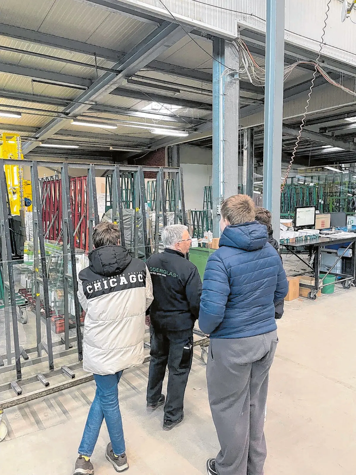 Bei ODERGLAS erhielten die Jugendlichen spannende Einblicke in die Glasproduktion und erfuhren, wie aus großen Scheiben passgenaue Produkte entstehen.