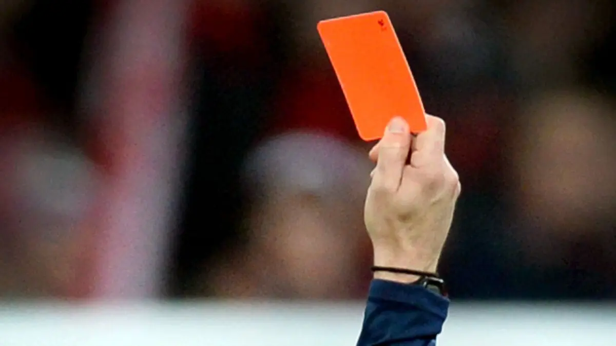 ARCHIV - 21.02.2015, Baden-Württemberg, Freiburg: ILLUSTRATION - Ein Schiedsrichter zeigt einem Fußballspieler die rote Karte. Der DFB will seine Maßnahmen gegen Gewalt im Amateurfußball in der neuen Saison stärken. (zu dpa: «Rote Karten bei Freundschaftsspiel führen zu Schlägerei») Foto: Patrick Seeger/dpa +++ dpa-Bildfunk +++