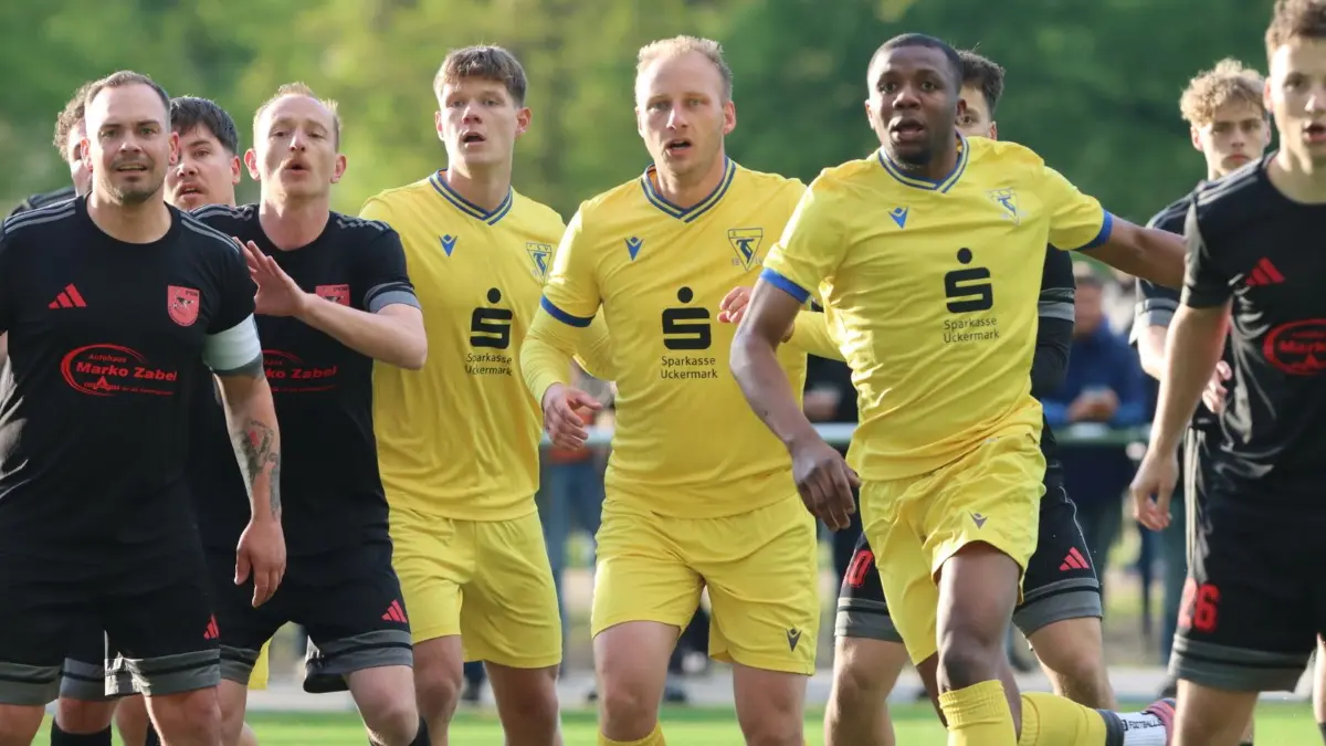In Erwartung der Gefahr: Kurz vor dem Eckball für Victoria Templin ist diese Szene aufgenommen. Der FC Strausberg verlor sein Landesklasse-Spiel durch mehrere Standards.