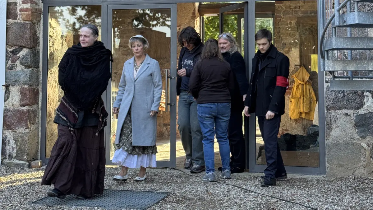 In der Kirchenruine Podelzig bei Lebus: Das Bühnenstück „Die Alte im Bruch" war Auftakt des Festivals der Kulturerbe-Orte. Das Theater Frankfurt mit Monika Klauschke, Christina Hohmuth, Corvin Wittsack und Frank Radüg beeindruckte das Publikum. Warum es so aktuell ist.