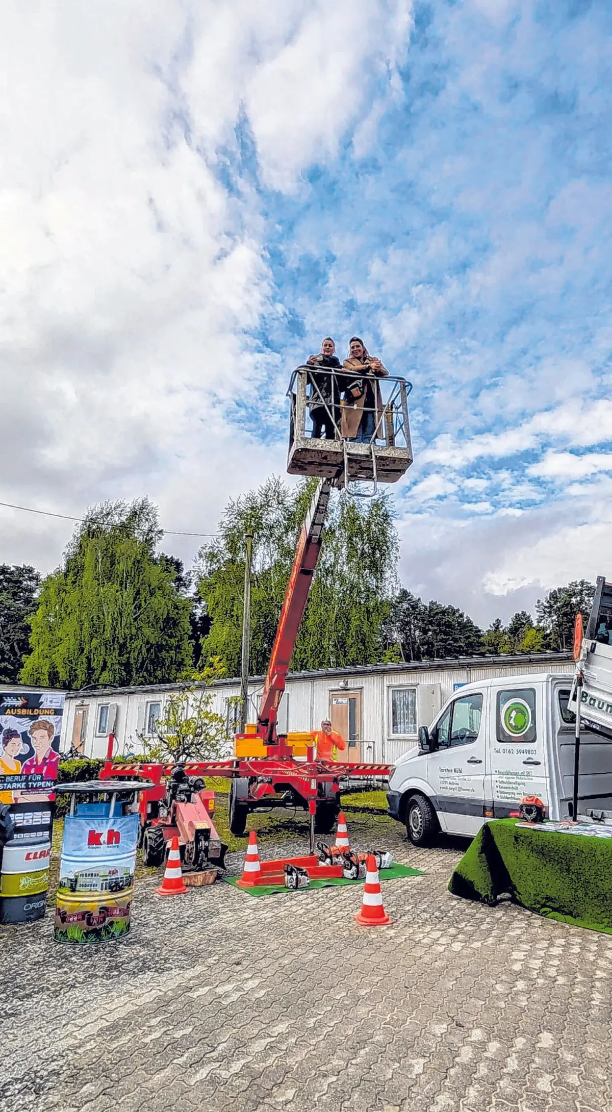 Mittendrin statt nur dabei: Mediaberaterin Christine Schilg und Redakteurin Marie Lindner machten sich beim Aktionstag selbst ein Bild von den vielseitigen Gewerken. Ob hoch hinaus in der Hebebühne, praktische Einblicke ins Handwerk oder moderne Technik zum Ausprobieren – besonders für die vielen Jugendlichen bot der Tag spannende Möglichkeiten, Arbeitswelten hautnah zu erleben. Lernen wurde hier greifbar: nicht aus dem Lehrbuch, sondern direkt mitten im Geschehen.⇥Fotos: Christine Schilg