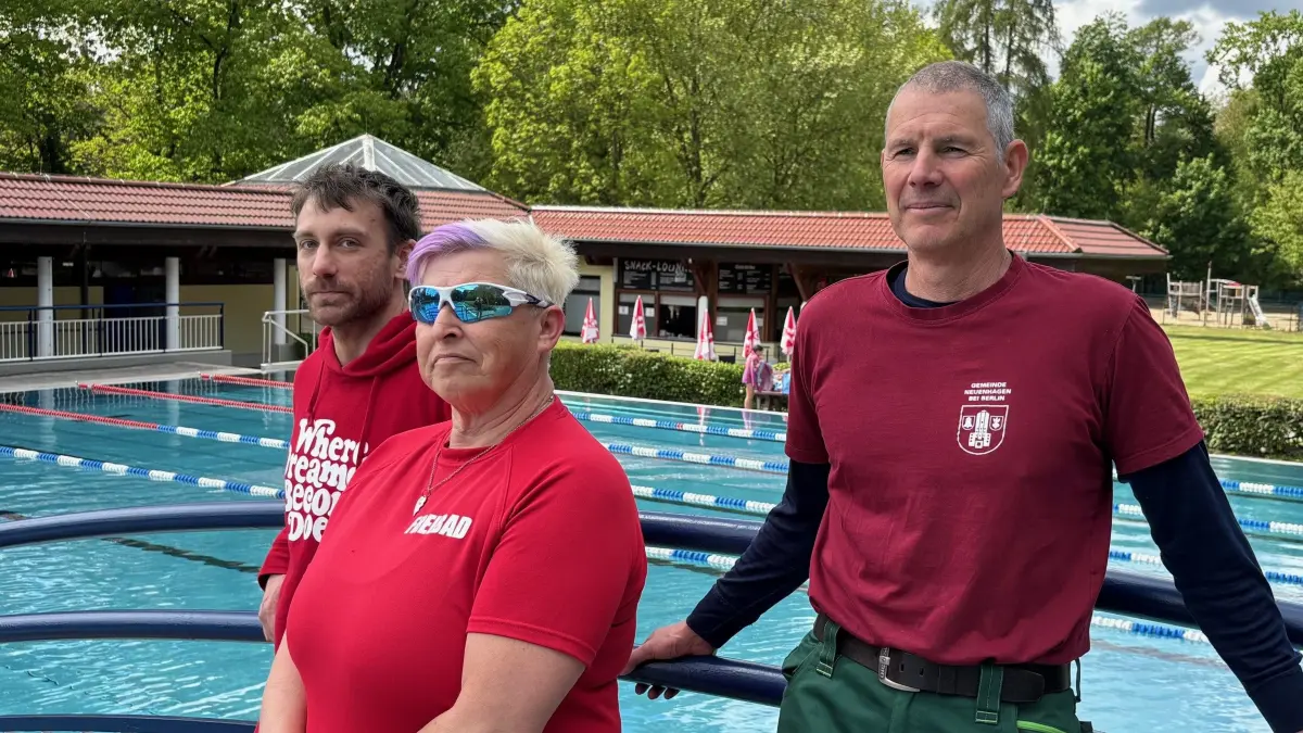 Auftakt der Badesaison in Brandenburg. Auch Freibad am Liebermannweg in Neuenhagen bei Berlin erstmals geöffnet. Von links: Filip Hojski (neuer Rettungsschwimmer), Solveig Strauß (Rettungsschwimmerin), Badebetriebsleiter André Körner