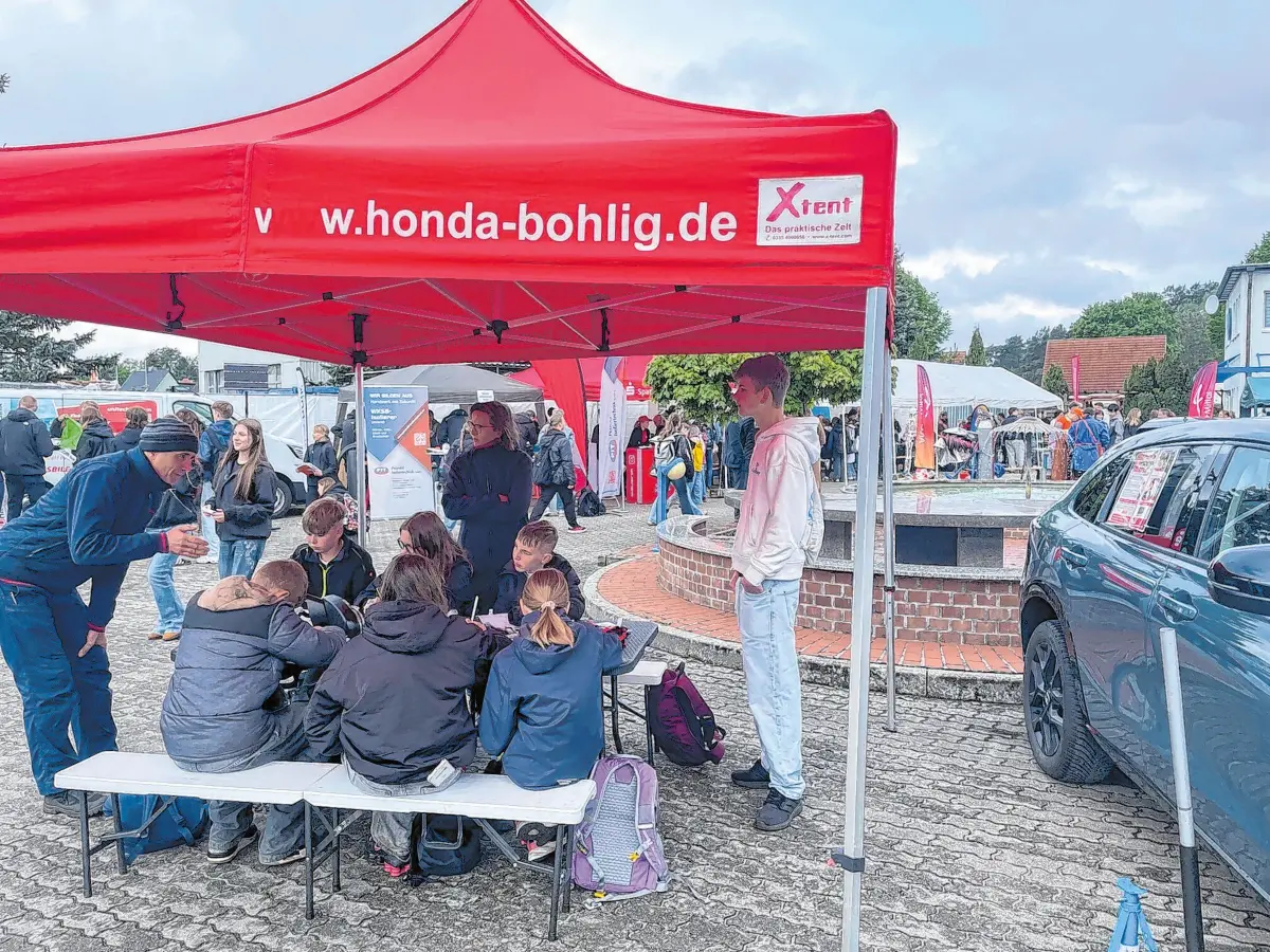 Unter dem Zelt von Honda Bohlig wurde gerechnet, gerätselt und diskutiert – ein Treffpunkt für neugierige Jugendliche mitten im bunten Messetrubel.