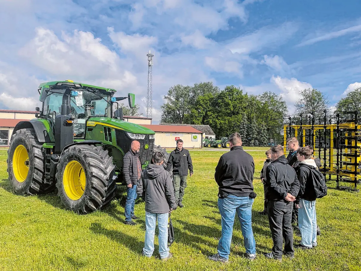 Große Technik zum Anfassen: Bei S&L Connect sorgte vor allem der moderne Traktor für staunende Blicke und viele Fragen rund um Landwirtschaft, Maschinen und technische Ausbildungsberufe.⇥Fotos: Christine Schilg