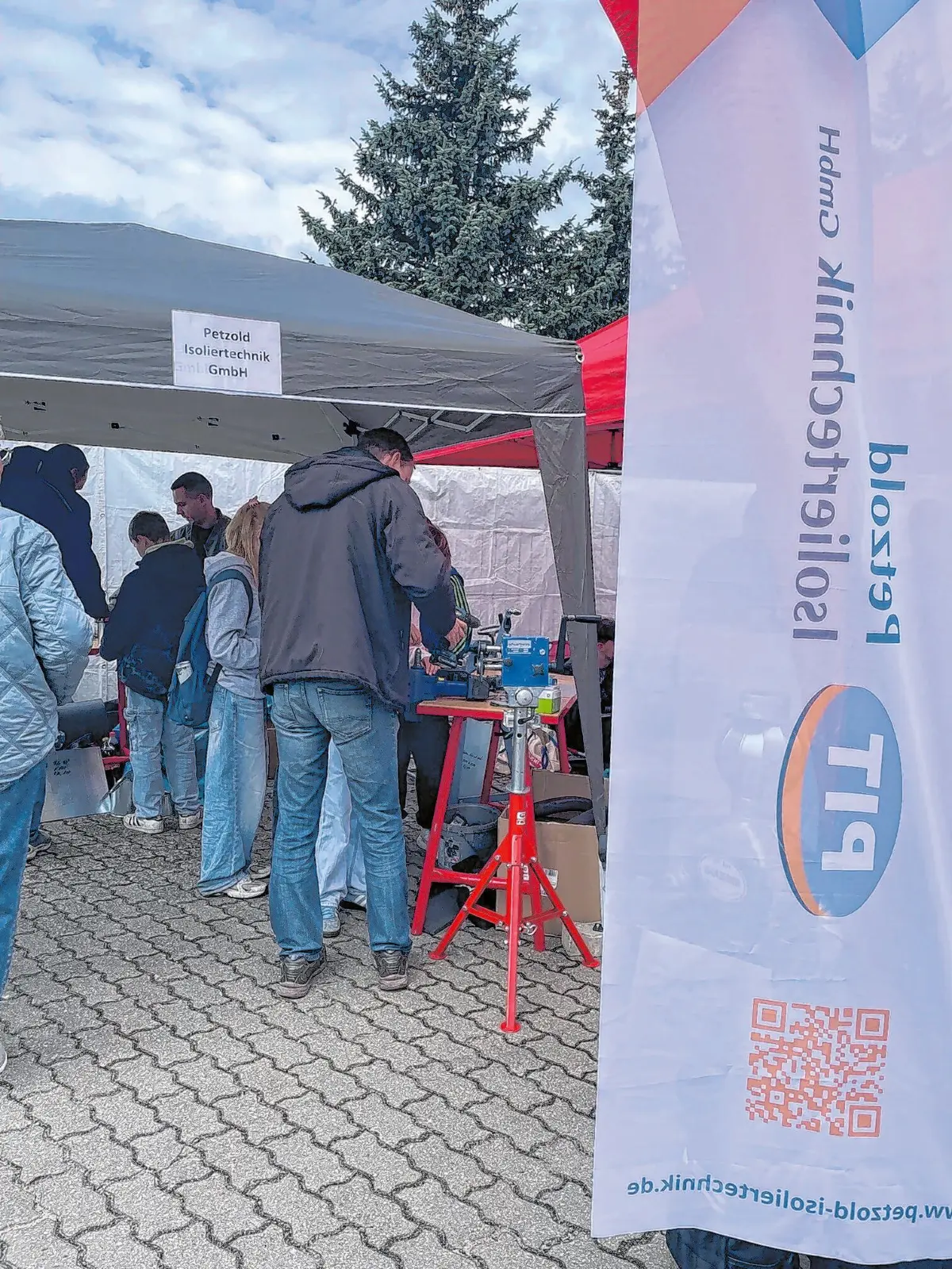 An den Mitmachstationen der PIT Petzold Isoliertechnik GmbH konnten die Jugendlichen selbst ausprobieren, wie handwerkliches Geschick und Präzision gefragt sind.