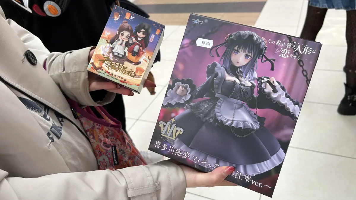 Eine große Anime-Figur kostet 50 Euro. Mara besitzt 40 davon. Ihr Freund sammelt mit.