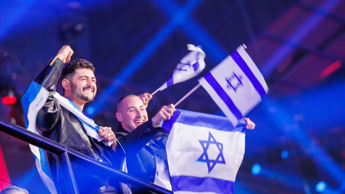 70. Eurovision Song Contest - erste Halbfinal-Show: 12.05.2026, Österreich, Wien: Noam Bettan (l) aus Israel mit dem Titel «Michelle» feiert den Einzug ins Finale beim 70. Eurovision Song Contest (ESC) in der Stadthalle. Insgesamt 35 Acts kämpfen um die Trophäe und knapp 60.000 Zuschauer werden bei den insgesamt neun Live-Shows erwartet. (zu dpa: «Sarah Engels muss beim ESC als Zweite ran») Foto: Jens Büttner/dpa +++ dpa-Bildfunk +++