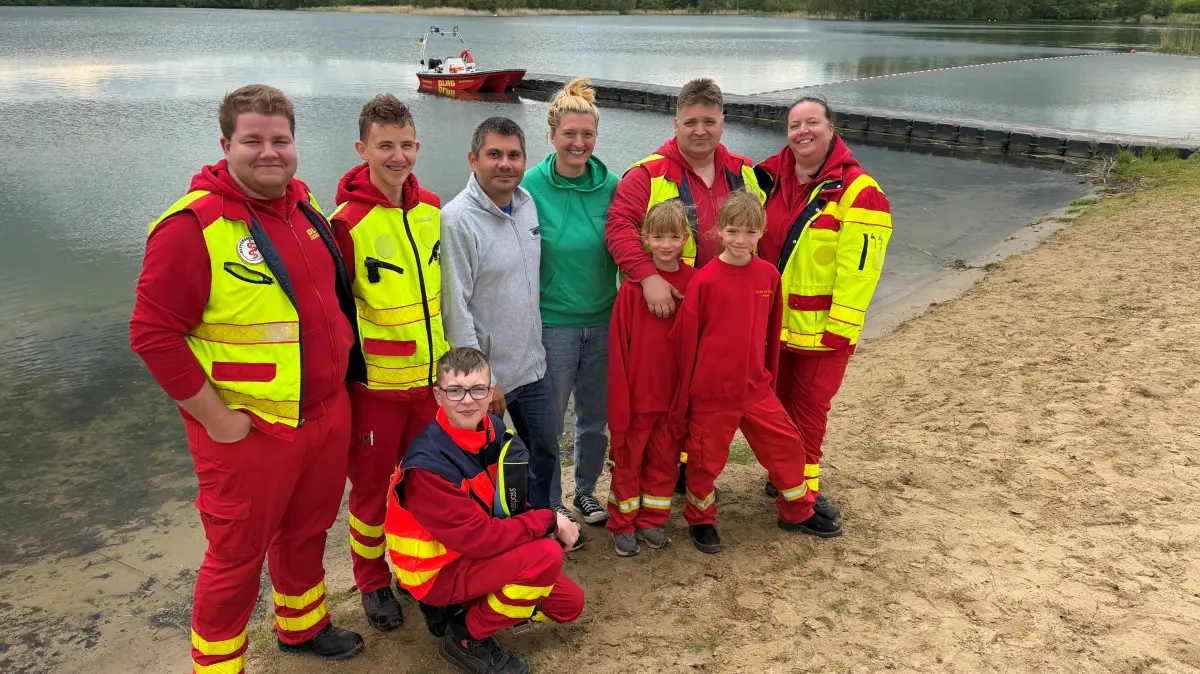 Mehr Sicherheit am Baggersee in Gusow: Julia und Jörg Mollitor (Bildmitte), vom Betreiberverein des Strandbades, haben mit der DLRG Oderland eine Vereinbarung über die Absicherung des Strandes geschlossen. Zu Himmelfahrt waren die Vorstandsmitglieder Daniel Rohmann und Kathleen Rehberg (rechts im Bild), sowie deren Kinder und weitere Vereinsmitglieder, vor Ort, um erste Vorbereitungen auf die beginnende Saison zu treffen.