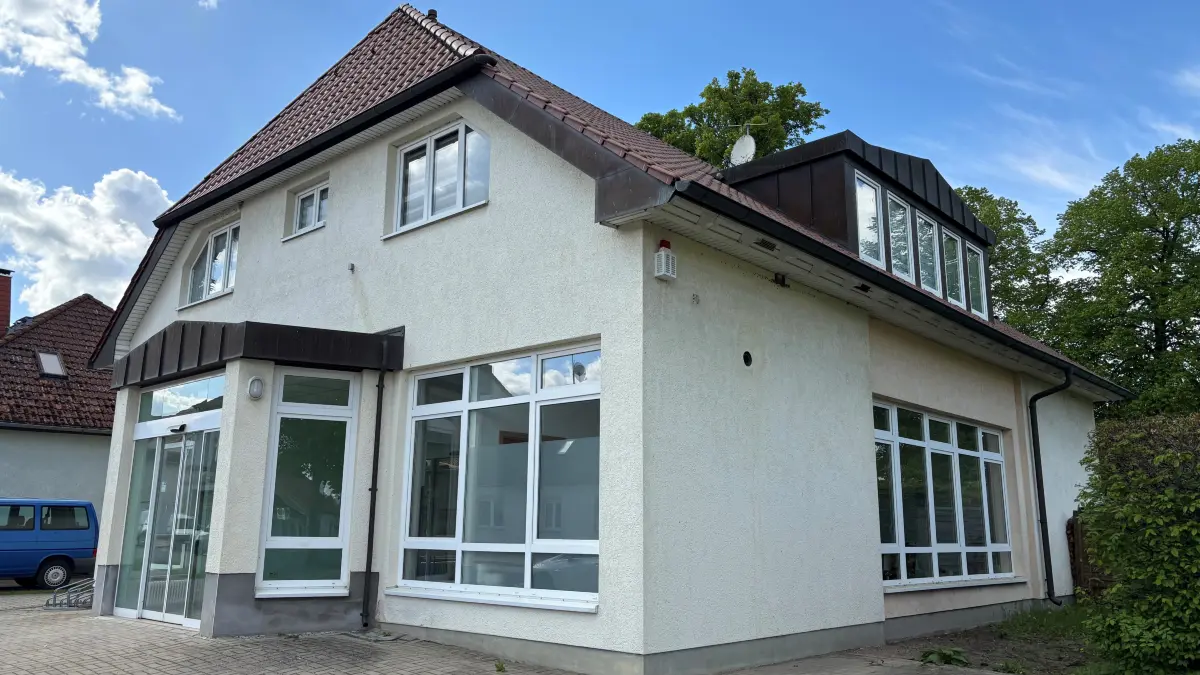 Um das Gebäude der Sparkasse Uckermark im Angermünder Ortsteil Greiffenberg gibt es Streit. Die Stadt möchte darin ein Kultur- und Begegnungszentrum einrichten. Der Ortsbeirat reagiert pekiert.