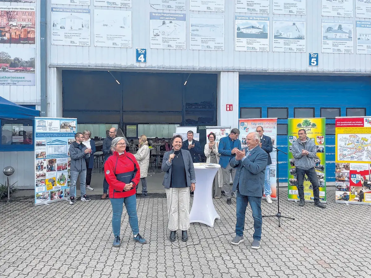 V.l.n.r.: Die verantwortliche Kollegin der GOS Müllrose, die alle Fäden zusammenhält, Peggy Fröhlich; Schulleiterin Katja Fritzke und Schirmherr Ulrich Zimmer eröffneten gemeinsam den 18. Tag des offenen Unternehmens. Seit vielen Jahren engagieren sich Schule und Wirtschaft Hand in Hand für die Berufsorientierung junger Menschen in der Region.