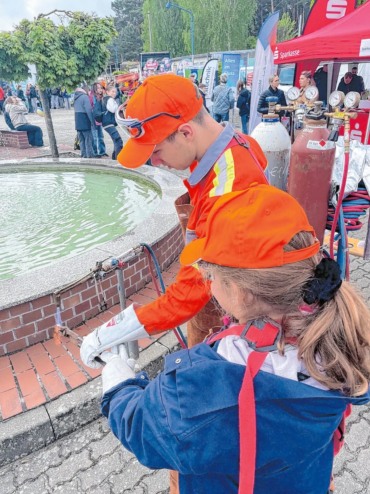 Mit Schutzkleidung und Brenner durften die Jugendlichen bei ArcelorMittal selbst Hand anlegen und ausprobieren, wie präzises Arbeiten mit Hitze und Metall funktioniert.