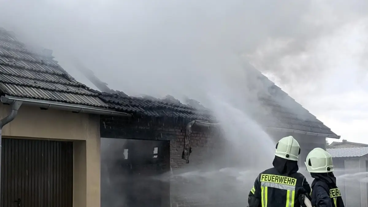 Brand, Rheinsberg, am 14.05.2026, Wohnmobil brennt, Flammen griffen auf Dachstuhl einer Garage über