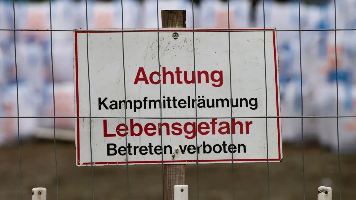 27.000 Menschen werden am Sonntag wegen eines Bombenfundes in Pforzheim evakuiert. Im 1,5-Kilometer-Radius der Evakuierung liegen nicht zuletzt Gebäude der Polizei. Die Beamten müssen ebenfalls andernorts unterkommen.