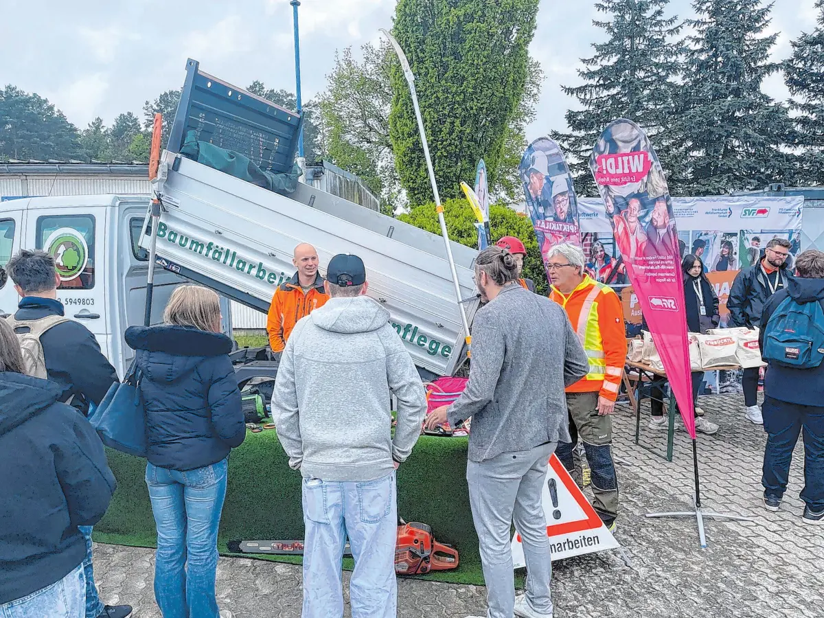Wie vielseitig die Arbeit in der Baumfällung und Landschaftspflege ist, zeigte das Team von Torsten Kühl im direkten Austausch mit den Jugendlichen vor Ort.