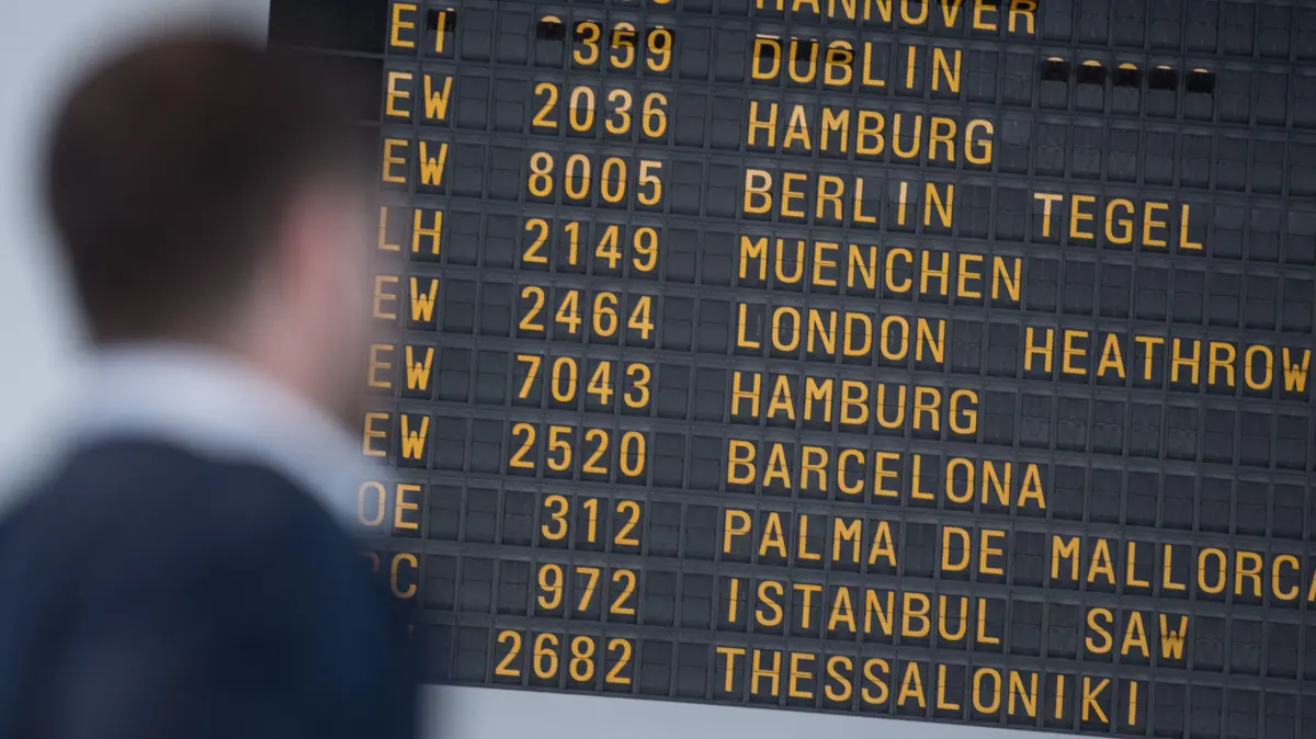 11.04.2018, Baden-Württemberg, Stuttgart: Ein Mann schaut im Flughafen Stuttgart auf die Anzeige der Abflüge. Rund 11 Millionen Passagiere sind nach Angaben der Flughafen Stuttgart GmbH im vergangenen Jahr über den Flughafen Stuttgart geflogen. Zusammen haben die drei Flughäfen in Baden-Württemberg fast 13 Millionen Fluggäste gezählt. (zu dpa «Südwest-Flughäfen sind gut unterwegs» vom 11.04.2018) Foto: Sebastian Gollnow/dpa ++ +++ dpa-Bildfunk +++