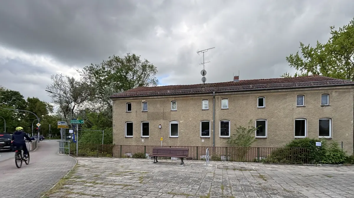 Ehemaliges Armenhaus in Fürstenwalde: Das mehrstöckige Gebäude an der Südseite der Spreebrücke war lange Sitz der Awo-Kreisgeschäftsstelle. Dann wechselte der Eigentümer. Seit Jahren steht das Gebäude leer. Wird es verkauft?