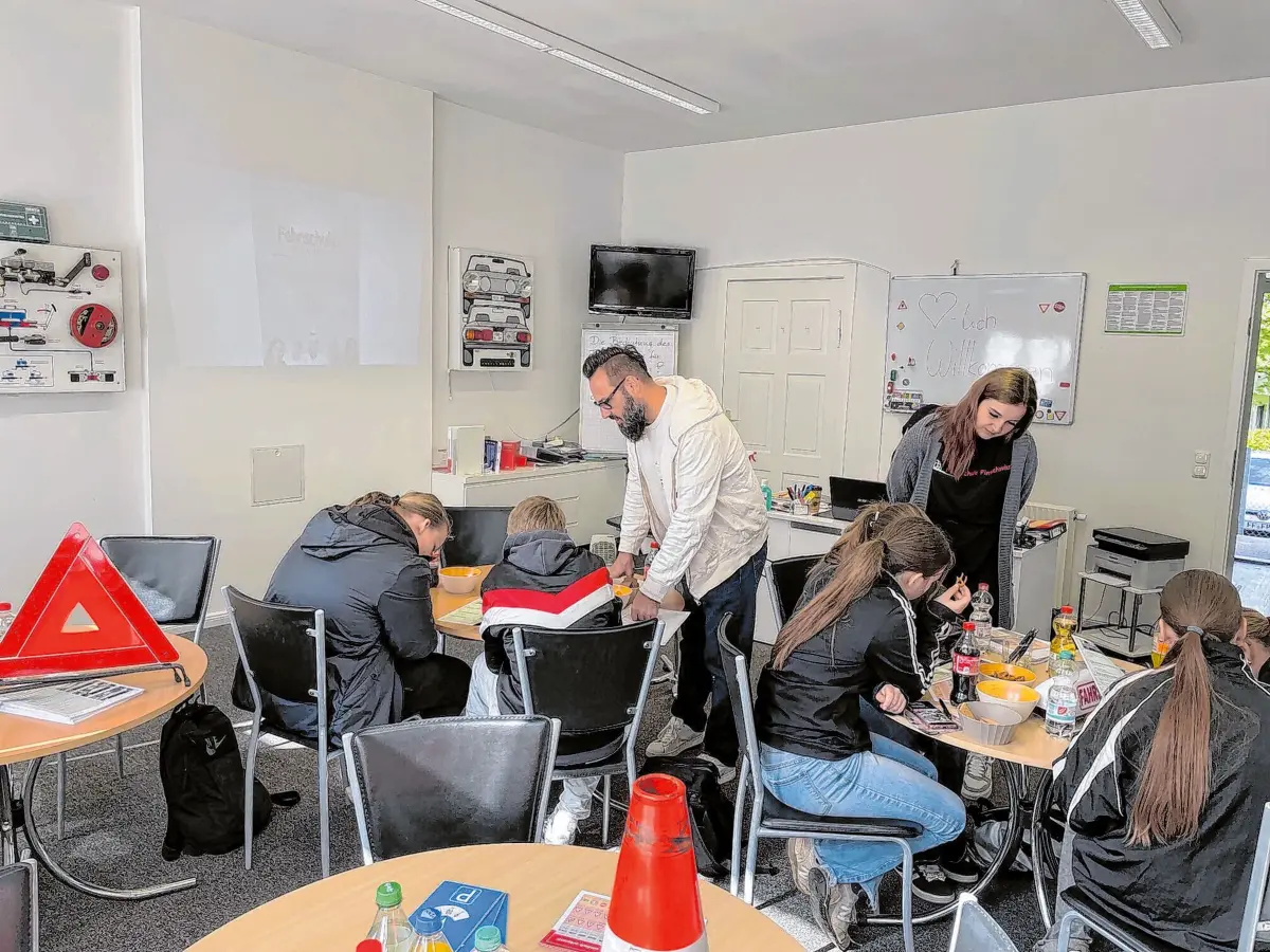 Nicht nur Theorie pauken: In den Räumen der Fahrschule Pintschovius konnten die Schüler praxisnah in verschiedene Themen rund um den Straßenverkehr eintauchen.