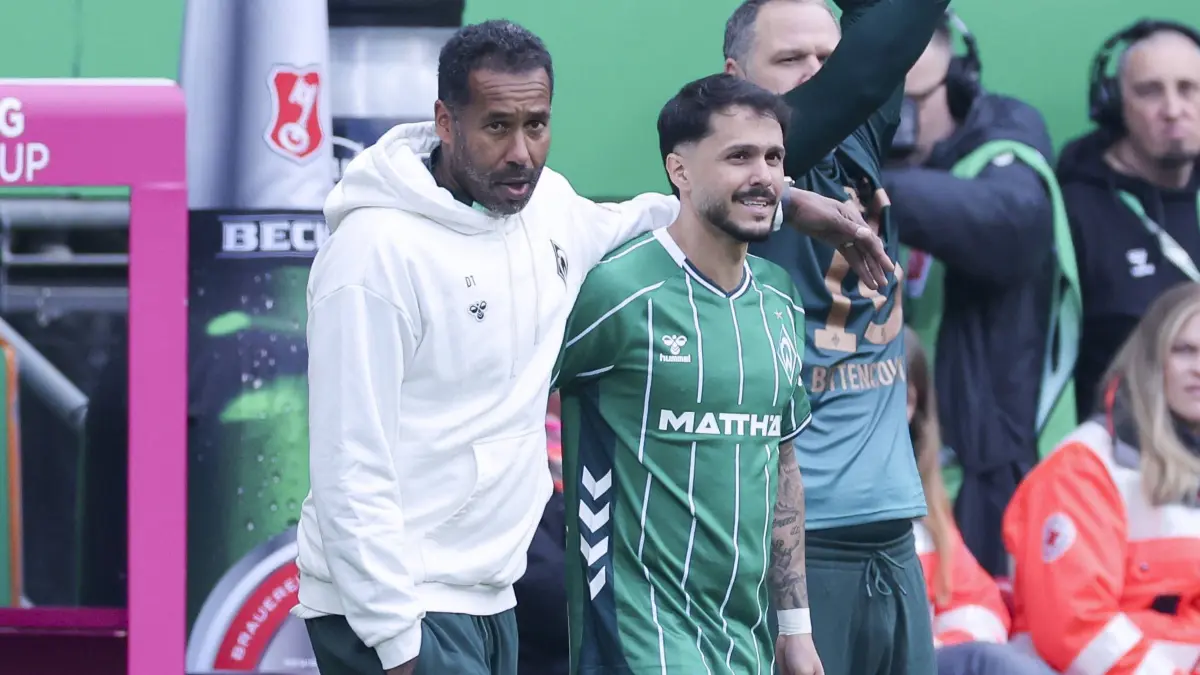 SV Werder Bremen v Borussia Dortmund - Bundesliga: Leonardo Bittencourt Werder Bremen wird von Trainer Daniel Thioune Werder Bremen eingewechselt, Bundesliga, SV Werder Bremen v Borussia Dortmund, Weserstadion am 16. May 2026 in Bremen, Deutschland. Foto von Marco Steinbrenner/DeFodi Images Leonardo Bittencourt Werder Bremen is brought on as a substitute by manager Daniel Thioune Werder Bremen, Bundesliga, SV Werder Bremen v Borussia Dortmund, Weserstadion, May 16, 2026 in Bremen, Germany. Photo by Marco Steinbrenner/DeFodi Images DFL regulations prohibit any use of photographs as image sequences and/or quasi-video. - *** Leonardo Bittencourt Werder Bremen is brought on as a substitute by manager Daniel Thioune Werder Bremen, Bundesliga, SV Werder Bremen v Borussia Dortmund, Weserstadion, May 16, 2026 in Bremen, Germany Photo by Marco Steinbrenner DeFodi Images Leonardo Bittencourt Werder Bremen is brought on as a substitute by manager Daniel Thioune Werder Bremen , Bundesliga, SV Werder Bremen v Borussia Dortmund, Weserstadion, May 16, 2026 in Bremen, Germany Photo by Marco Steinbrenner DeFodi Images DFL regulations prohibit any use of photographs as image sequences and or quasi video
