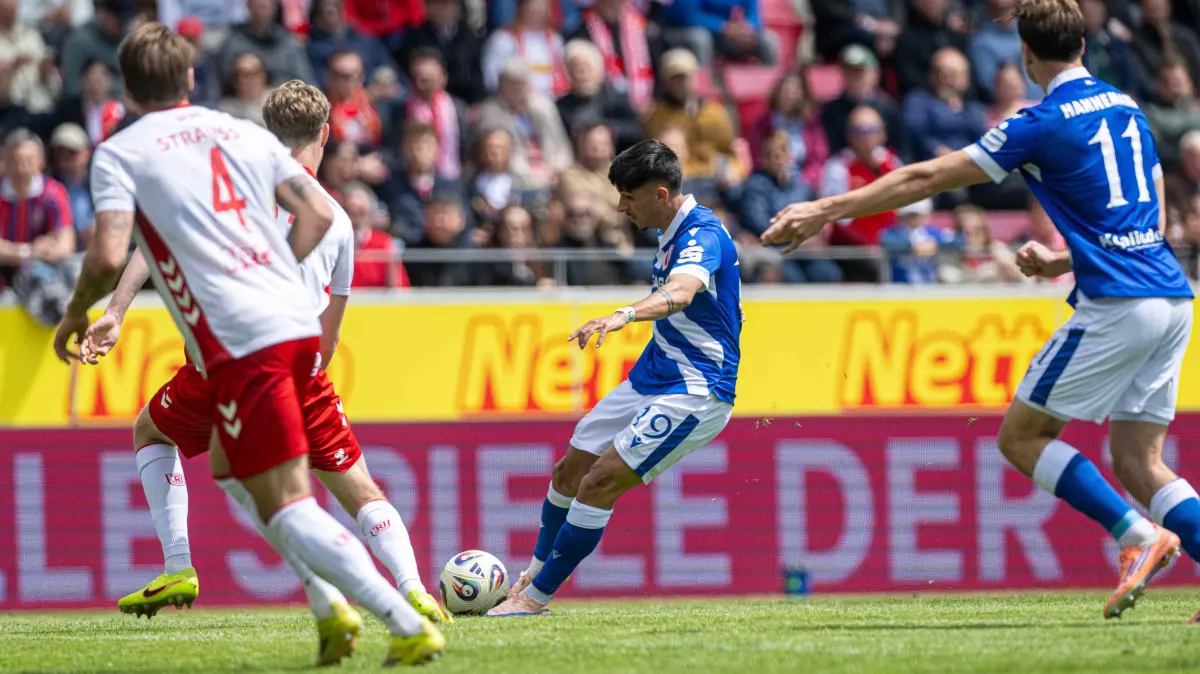 3. Liga Jahn Regensburg - Energie Cottbus 2025/26: Fussball, Herren, Saison 2025/2026, 3. Liga (38. Spieltag), SSV Jahn Regensburg - FC Energie Cottbus, Jannis Boziaris (Energie Cottbus) erzielt das Tor zum 0:1 gegen Felix Strauss (Regensburg) und Leopold Wurm (Regensburg), 16.05. 2026, Foto: Sebastian Räppold / Matthias Koch